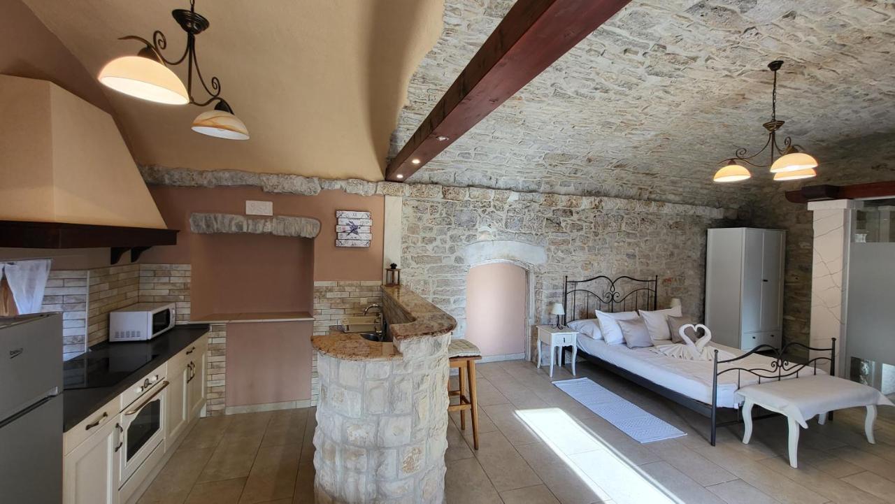 Stone House Apartments Didini Dvori Лумбарда Экстерьер фото