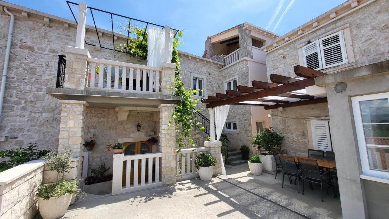 Stone House Apartments Didini Dvori Лумбарда Экстерьер фото