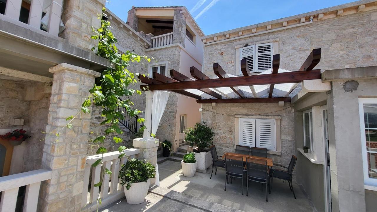 Stone House Apartments Didini Dvori Лумбарда Экстерьер фото